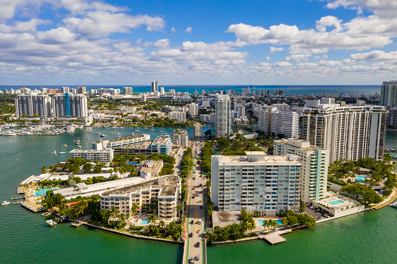 Aerial photo Belle Isle Miami Beach residential condominiums with road passing between
